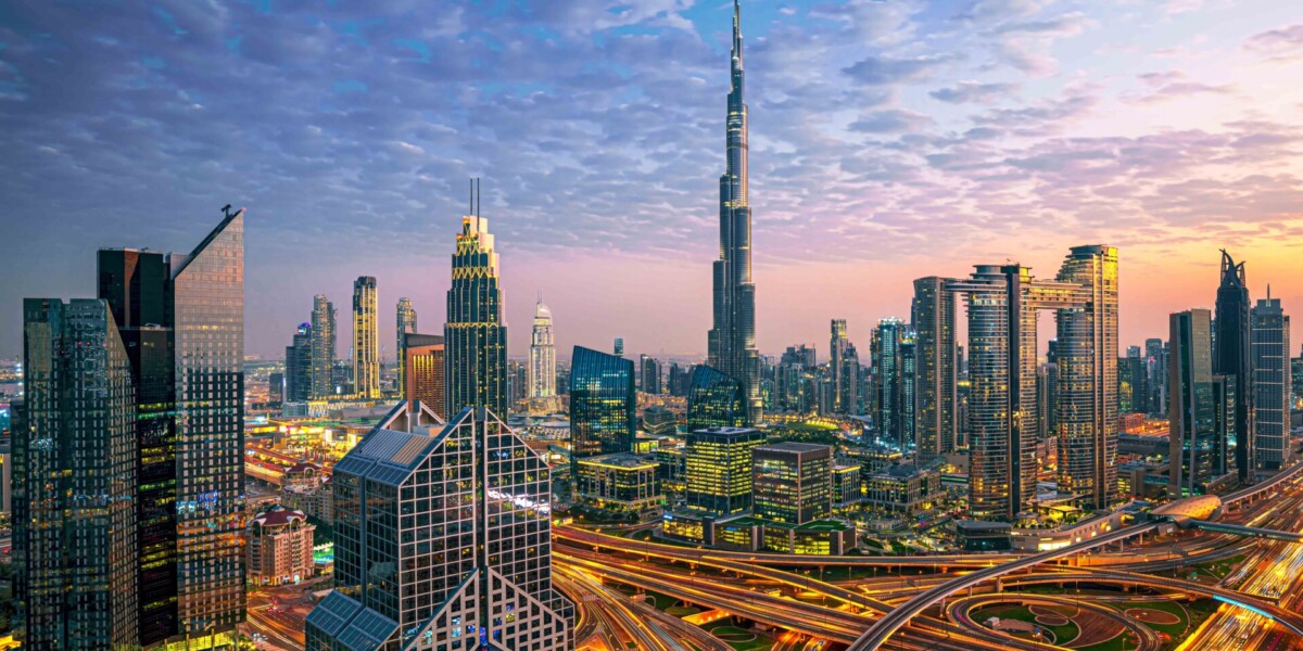 Θέα skyline του Ντουμπάι με τον Burj Khalifa και φόντο το ηλιοβασίλεμα