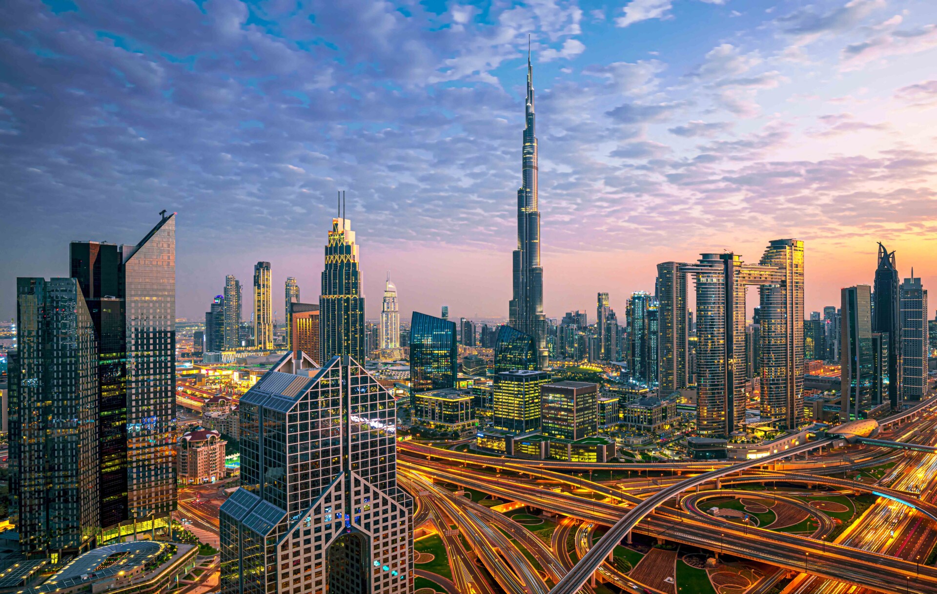 Θέα skyline του Ντουμπάι με τον Burj Khalifa και φόντο το ηλιοβασίλεμα