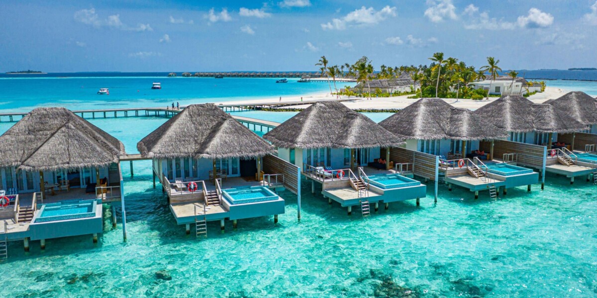 Aerial,View,Of,Maldives,Island,,Luxury,Water,Villas,Resort,And Πολυτελείς water villas στις Μαλδίβες με ιδιωτική πρόσβαση στη θάλασσα για απόλυτη χαλάρωση