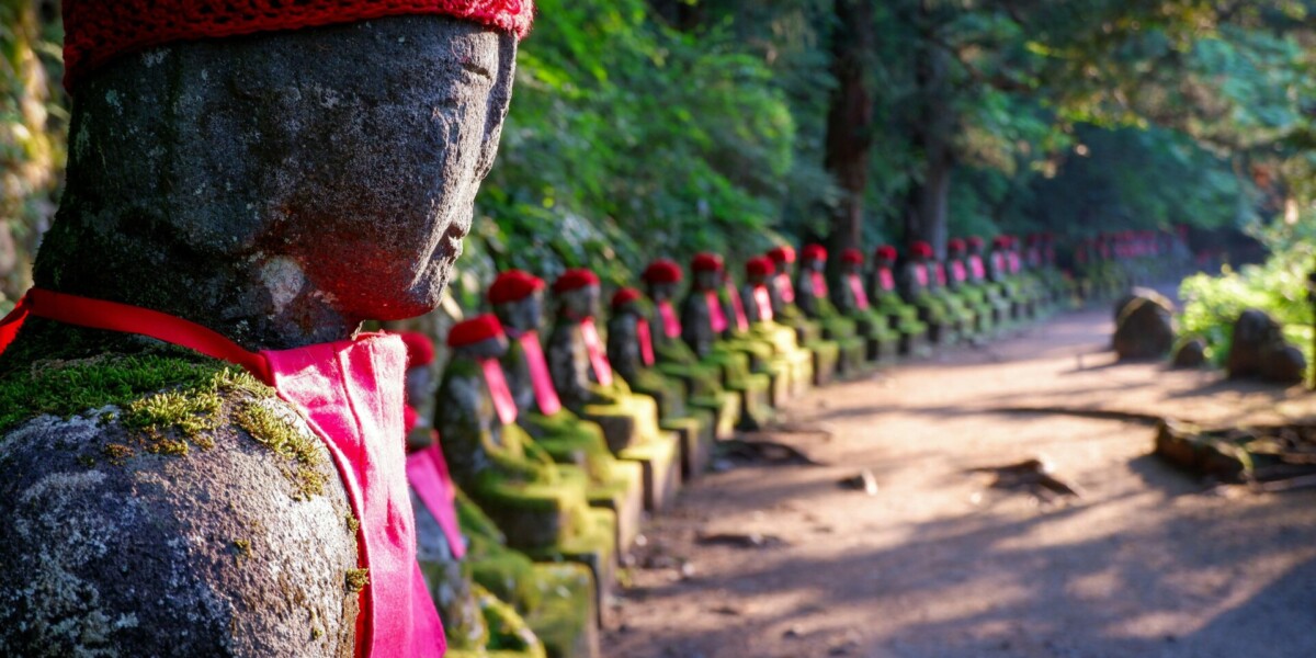 Αγάλματα Jizo σε δασικό μονοπάτι στο Νίκκο στην Ιαπωνία