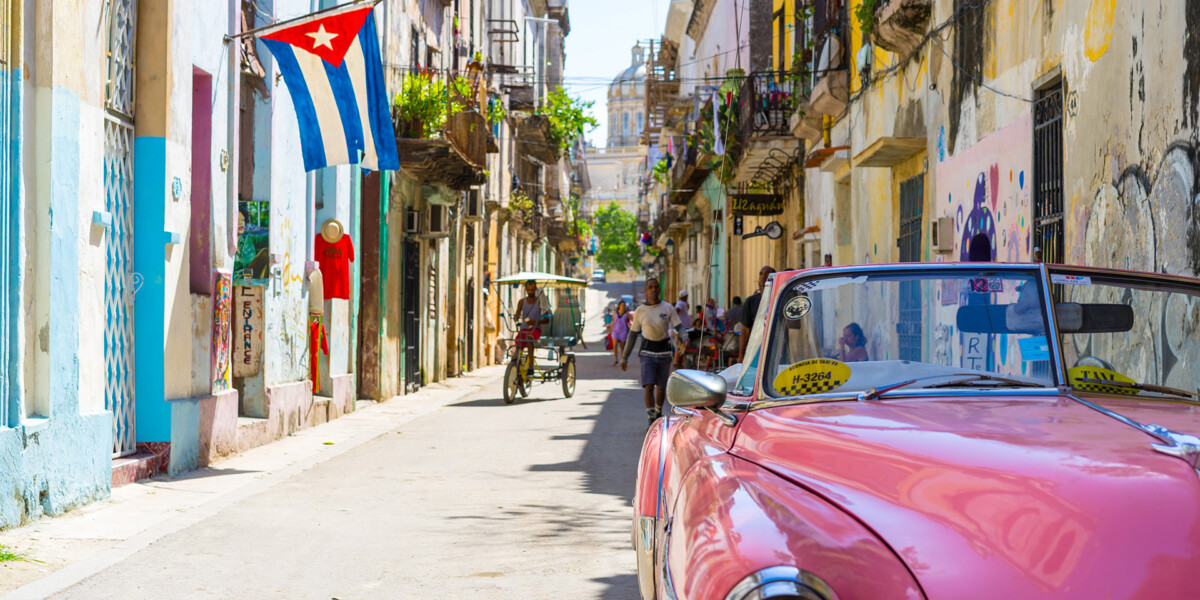cuba Πολύχρωμα αποικιακά σοκάκια, κλασικό αυτοκίνητο και καραϊβική ατμόσφαιρα, εικόνα από το ταξίδι Κούβα και Μεξικό