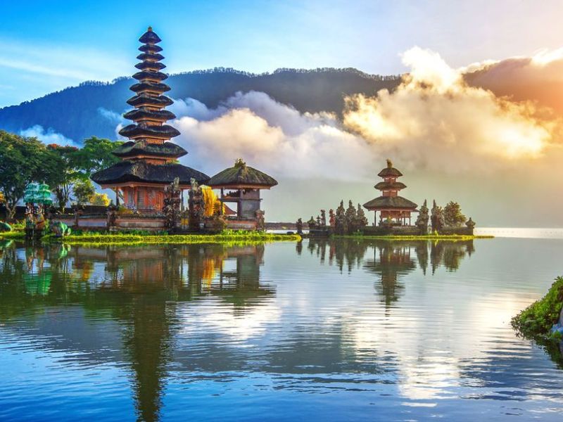 Ναός Ulun Danu Bratan στο Μπαλί με λίμνη, τοπίο εικόνα από το ταξίδι Μπαλί Σιγκαπούρη Πούκετ