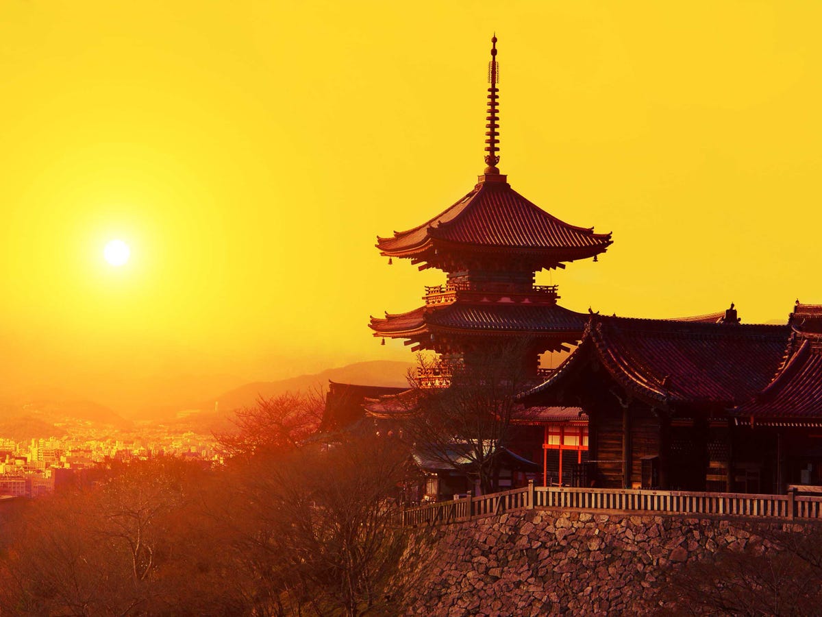 https://redelephant.gr/wp-content/uploads/2024/03/kyoto-kiyomizy-temple-sunset.jpg